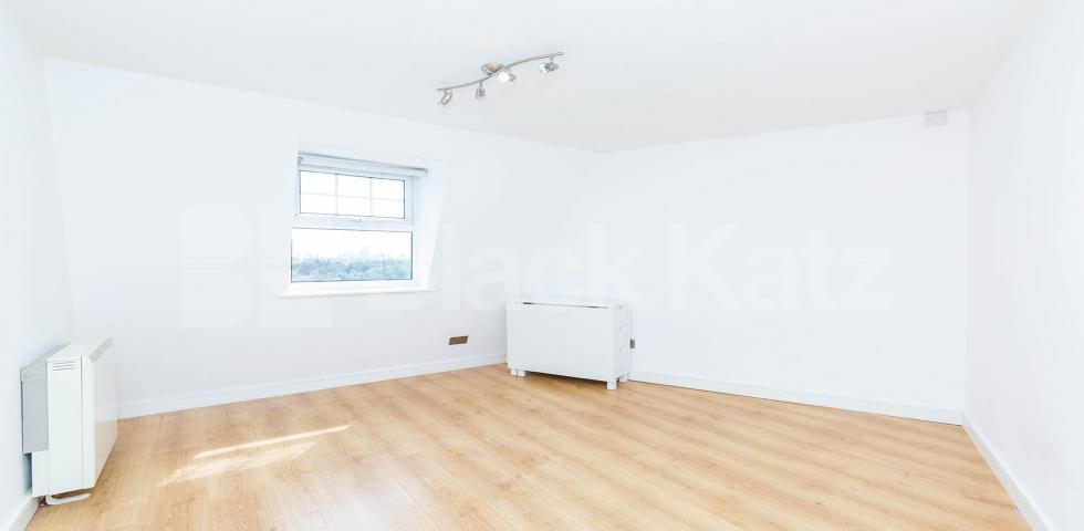 			PERFECT FOR 4 SHARERS!, 3 Bedroom, 1 bath, 1 reception Flat			 Criterion Mews, ARCHWAY